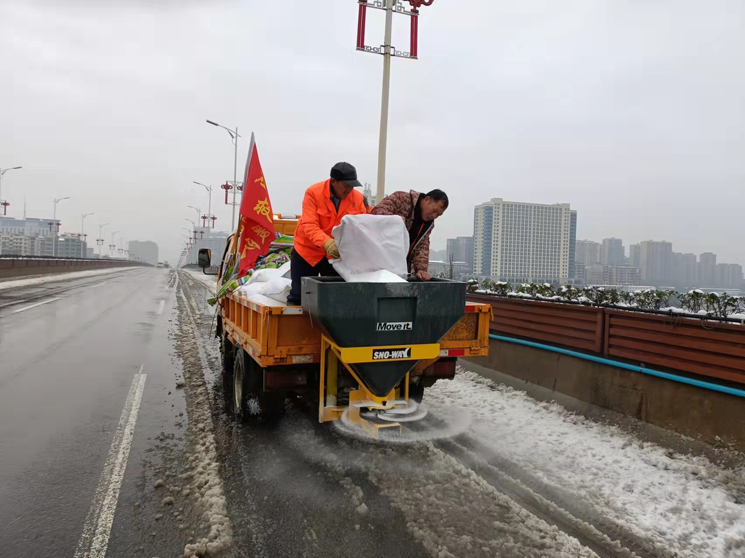 【全城尽现黄马甲】祁阳公路加强抗冰雪、保畅通