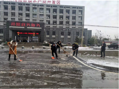 祁阳市行政审批服务局开展清除积雪行动
