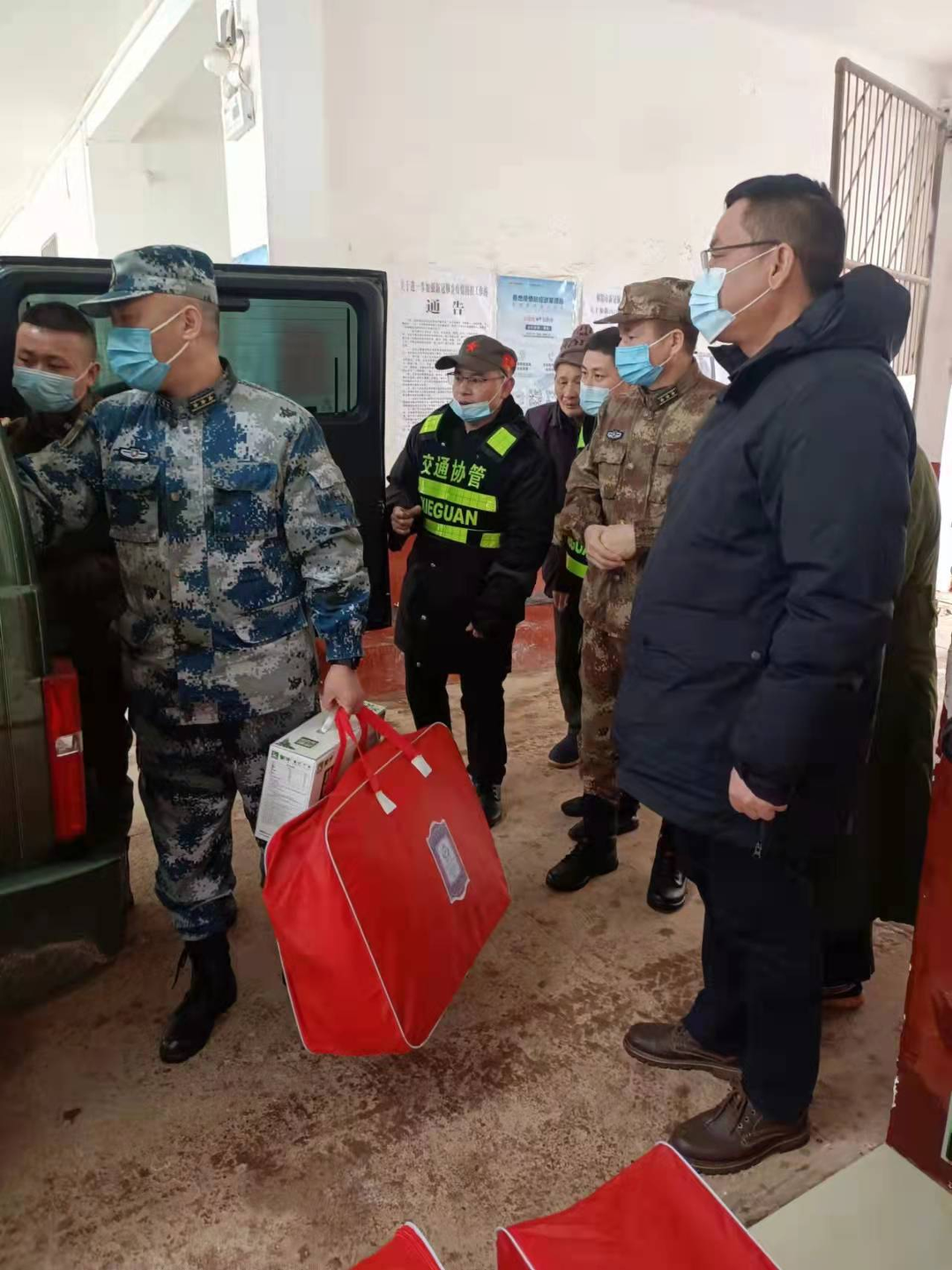 龚红辉到文富市镇敬老院开展走访慰问活动