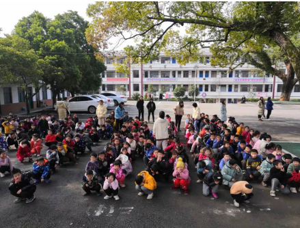 大忠桥镇中心小学开展“消防安全应急疏散”演练活动
