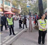 八宝镇中心小学：站好“护学岗”，为学生安全保驾护航