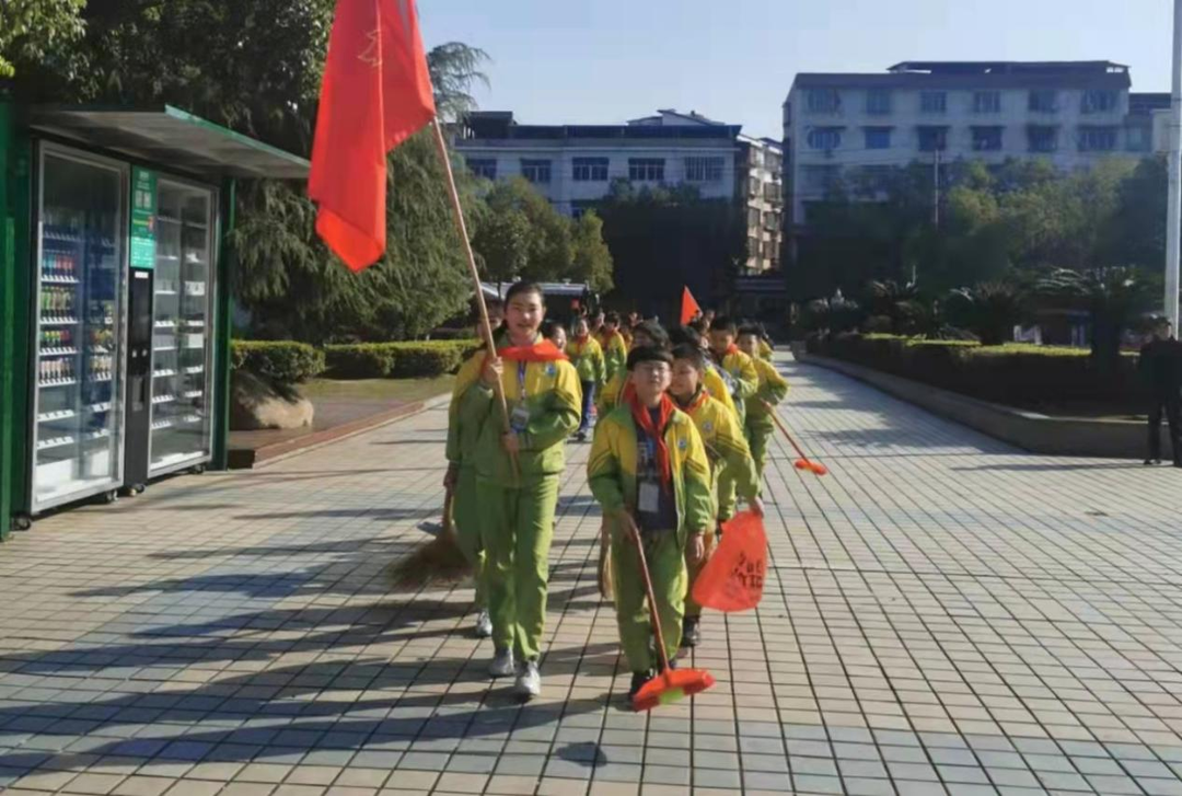 祁阳市大众完小：雷锋精神人人学 奉献爱心处处行