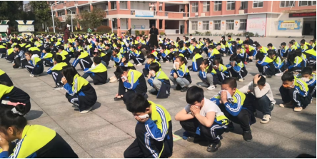 长虹街道明德小学开展消防应急疏散演练活动