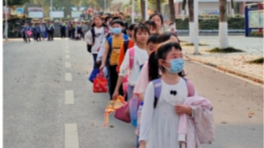 长虹街道明德小学：最美路队展风采