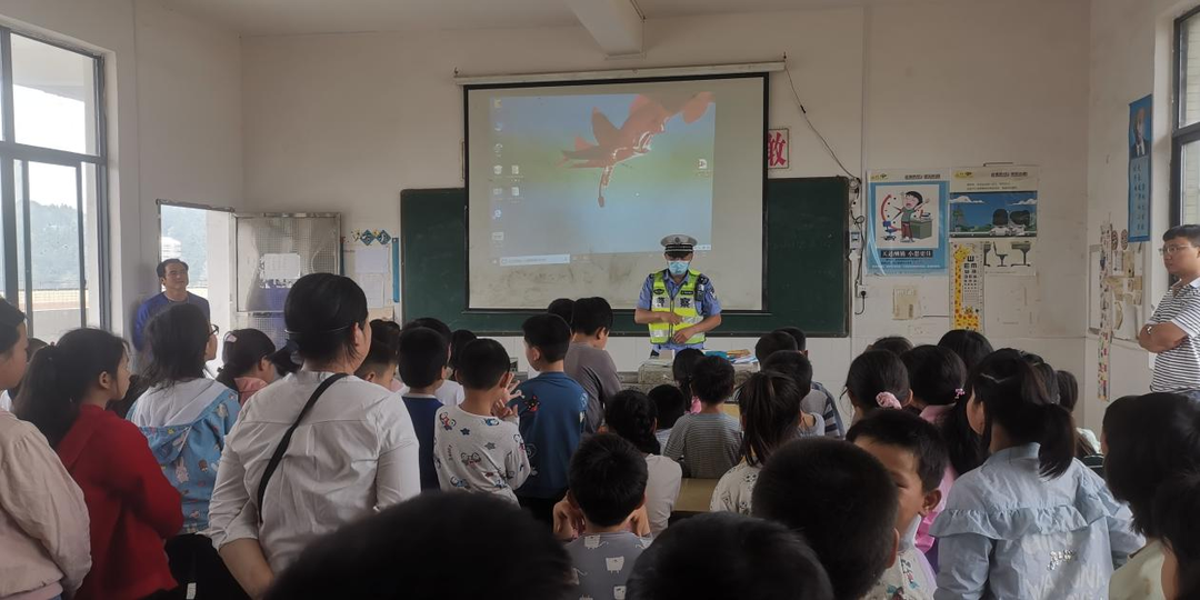 大忠桥镇蟠龙教学点开展“大手牵小手 安全记心中”  交通安全教育活动