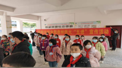 文明铺镇中心小学：小手拉大手 共筑防火墙