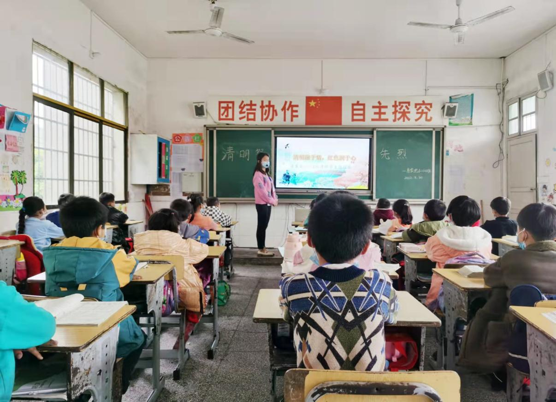 肖家完小：“清明祭英烈”安全教育常在心