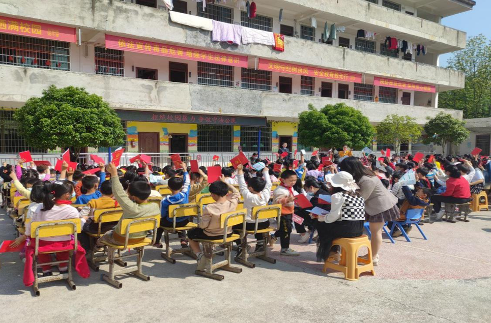 向校园暴力说“不”，向文明守法说“好”