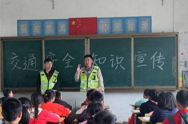 八宝镇中心小学：交通安全进校园