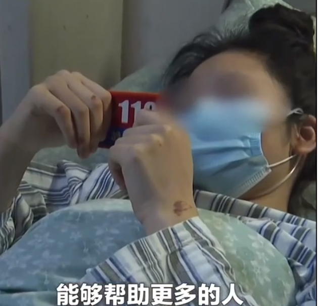 女孩见到了救她的消防员，泪流满面：“我觉得你就是我的榜样”。