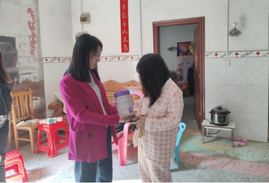 肖家镇妇联开展“情系新妈妈，暖暖送温情”走访慰问活动