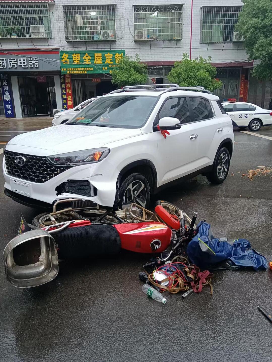 男子无证酒驾无牌摩托车，摔伤自己还要受罚