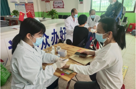 祁阳疾控中心开展五月份“党员义诊进农村，不忘初心再扬帆”主题党日活动