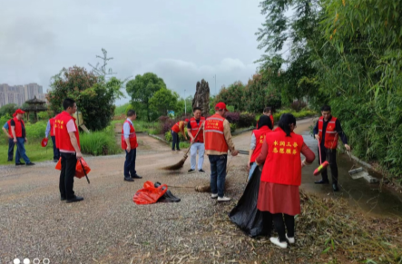 自来水总公司开展“劳动最光荣，党员在行动”主题党日活动