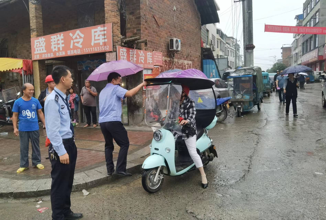 进宝塘镇开展道路交通安全专项整治行动