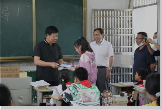 陈振文为百合完小学生送文具