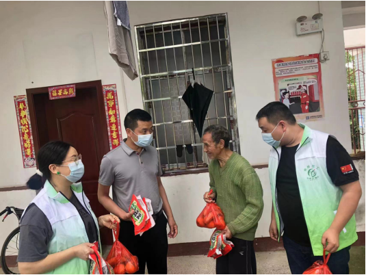 羊角塘镇社工站：爱在端午节 情暖敬老院