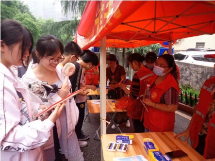 宝塔街社区：党员爱心助力 为高考保驾护航