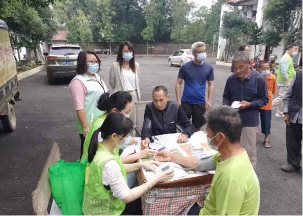 进宝塘镇：社工走进敬老院开展健康义诊志愿活动