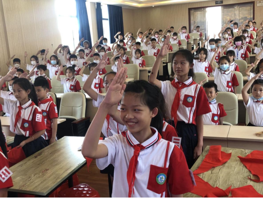 长虹街道明德小学隆重举行新少先队员入队仪式