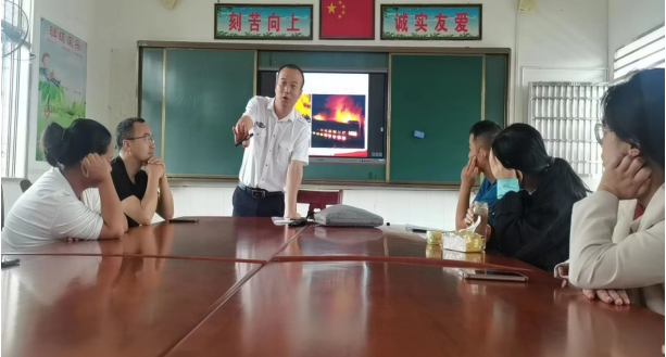 肖家镇汪家完小：湘安消防公益服务中心送安全下乡