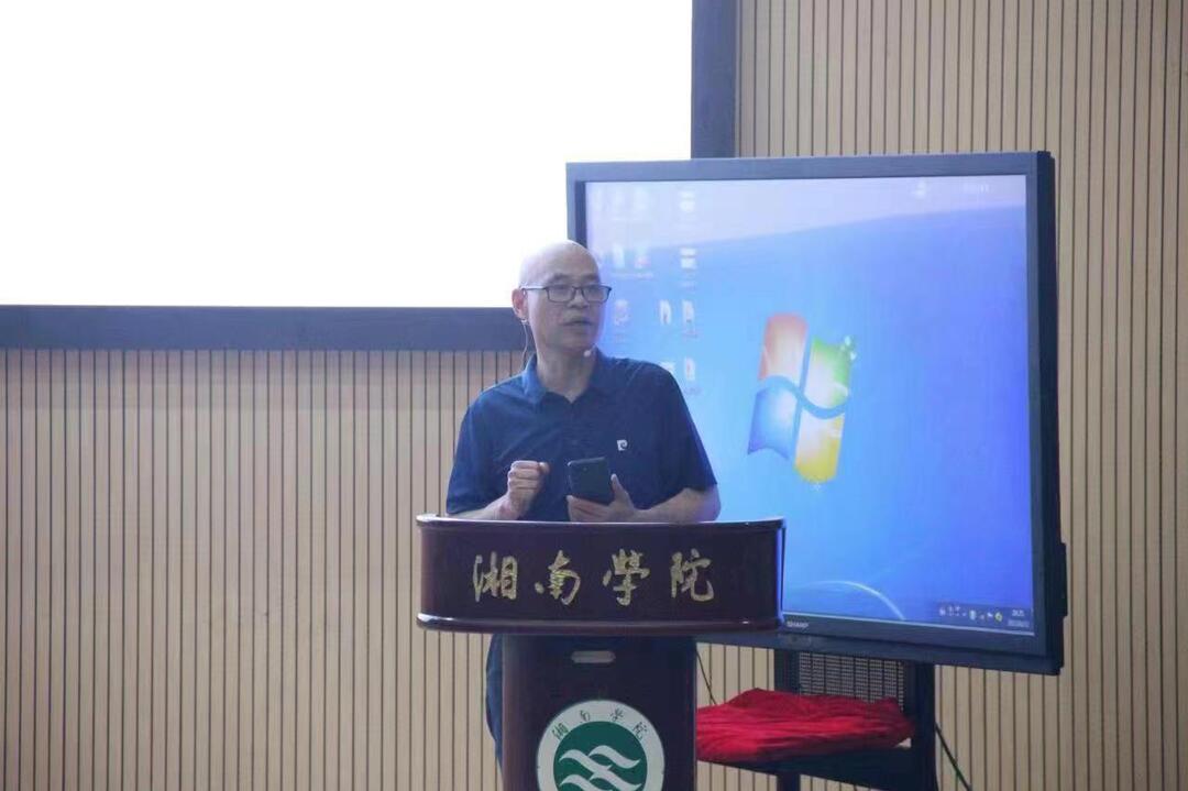 我市艺术大师马君声到湘南学院做书法讲座