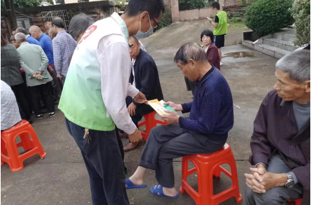 进宝塘镇开展“关爱老人儿童 普及健康知识”志愿活动