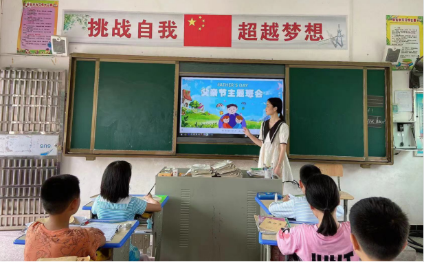 肖家镇大江完小开展 “父爱如山 真情永恒”主题班会活动