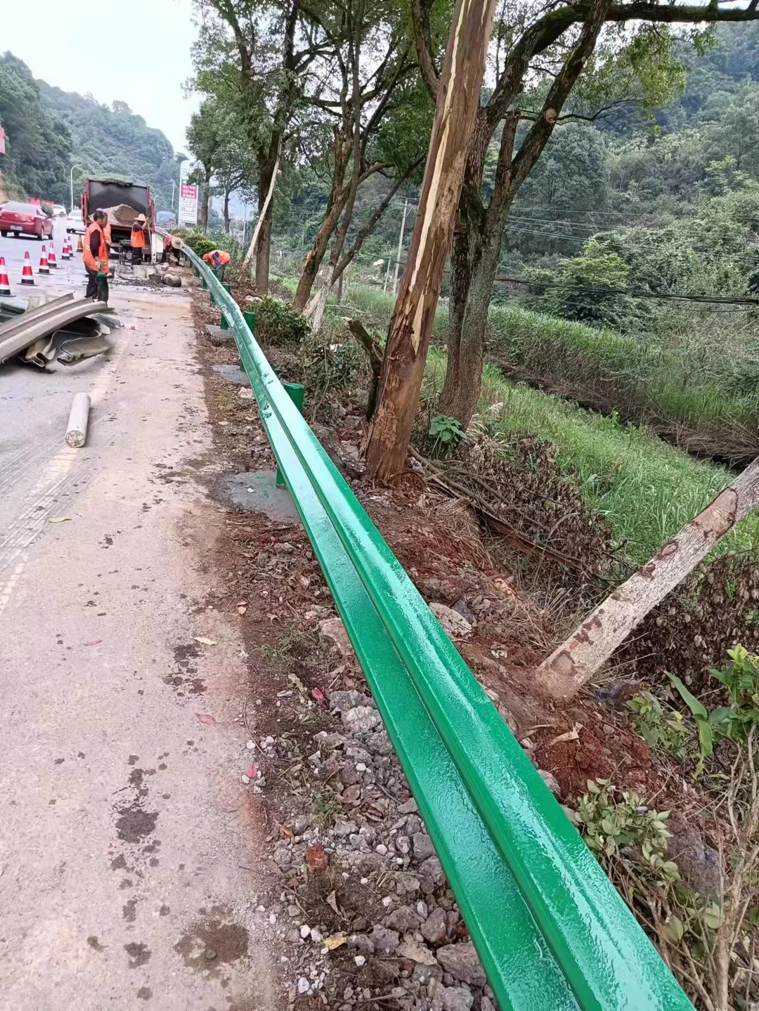 祁阳市公路建设养护中心：及时修复钢护栏 消除安全隐患