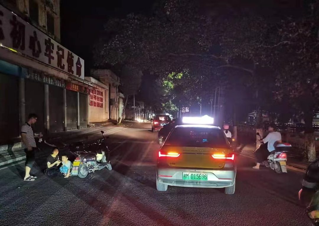 危险！小孩反坐电动车 突发事故致骨折