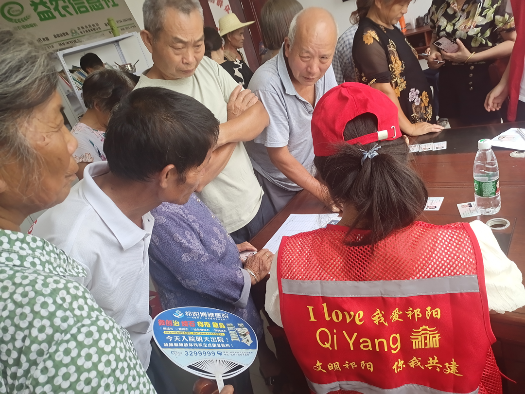 白水镇组织志愿者协助办理电子医保凭证申领工作