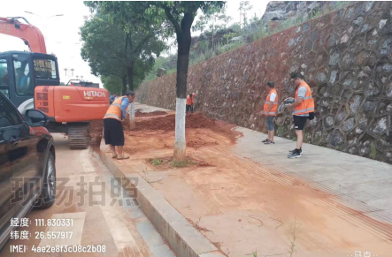 祁阳市公路建设养护中心及时清理滑坡获点赞