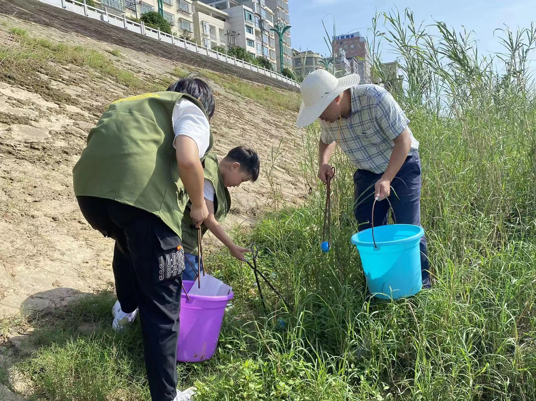 祁阳市河长办开展净滩实践活动