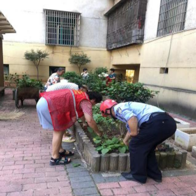 浯溪街道王府坪社区:  志愿者助力文明创建