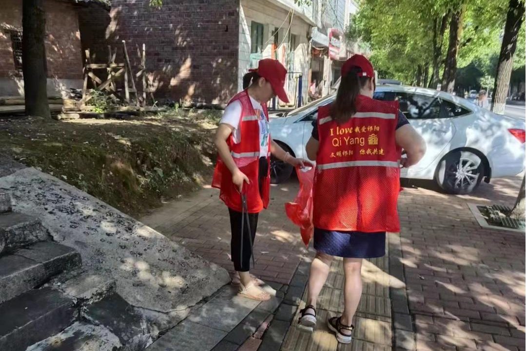 龙山街道宝塔街社区：开展清扫保洁  推进文明创建