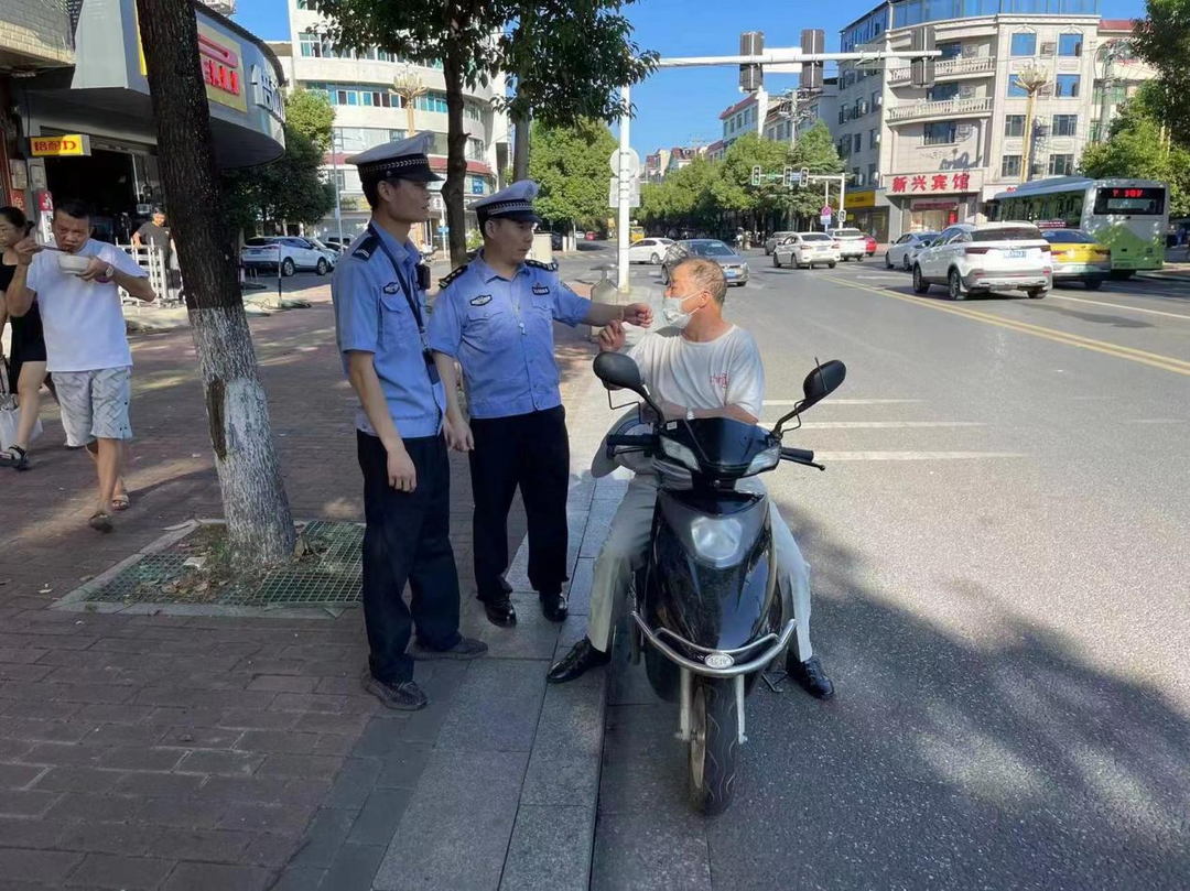 祁阳交警积极参与文明城市创建工作