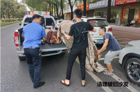 祁阳市城管综合执法局：清理城区垃圾，助力文明城市创建