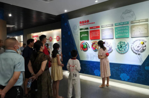 龙山街道社区卫生服务中心组织党员和干部职工参观祁阳市禁毒教育基地