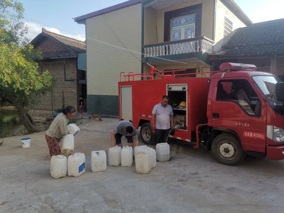 龚家坪镇：送水抗旱润民心