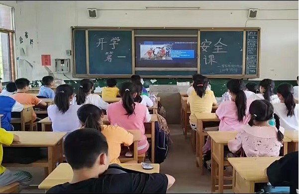 黎家坪镇明德小学：开展新学期安全教育第一课