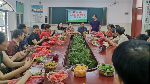 大众完小：喜迎双节 敬老情长
