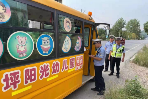 祁阳交警：严查校车 护学生出行安全