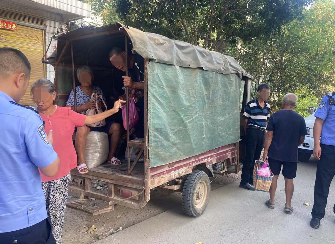 “变装”三轮车非法运载9人 祁阳交警当场查获