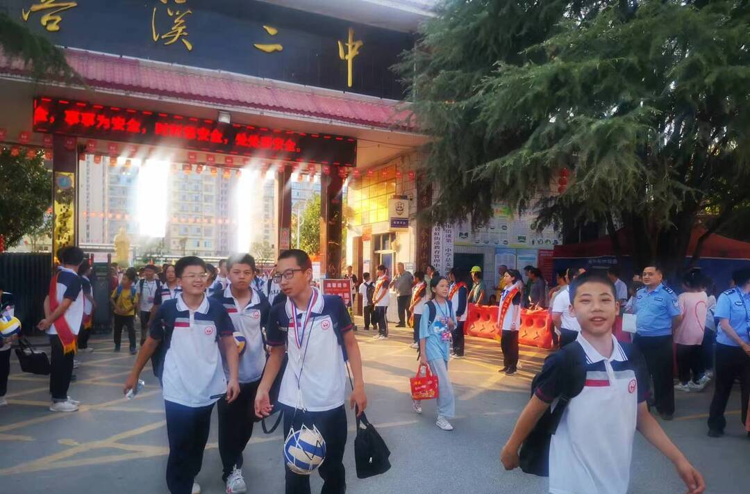 浯溪二中“护学岗” 护师生平安