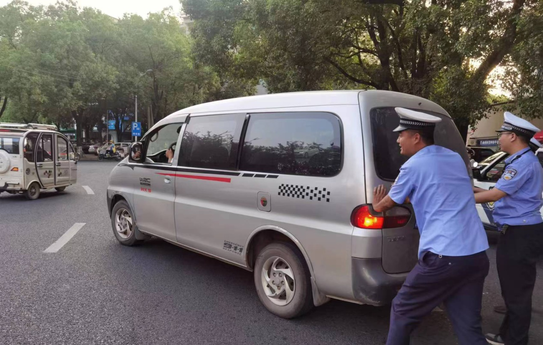 【国庆我在岗】车辆抛锚祁阳交警变身“推车哥”