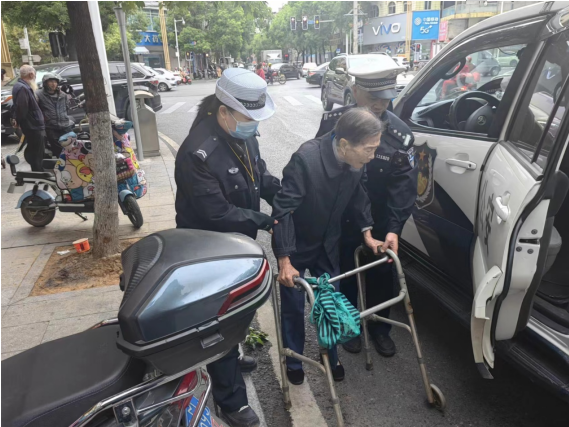 暖心！8旬老人迷路 祁阳交警暖心护送回家