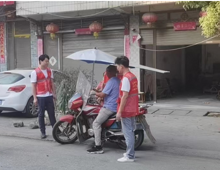 羊角塘镇：开展交通劝导 守护平安出行