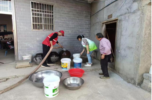 梅溪镇：社工积极开展抗旱送水志愿活动