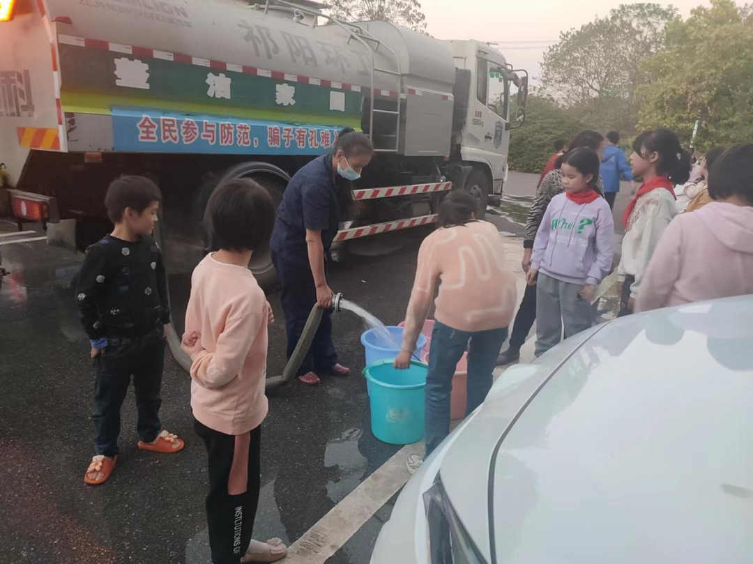 大村甸镇：送水到校保教学