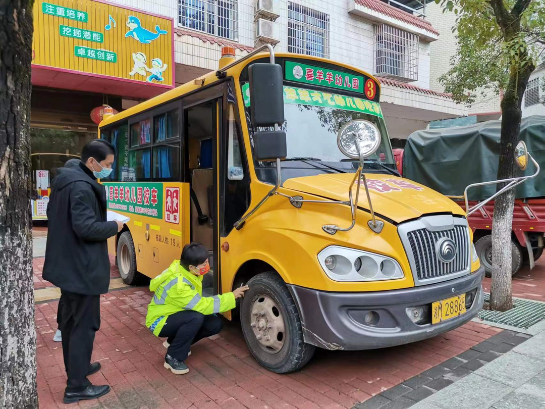 祁阳交警：严查严管校车 守护平安上学路